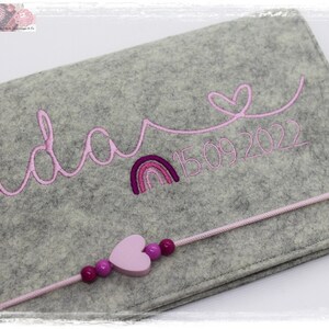 New!! U-Heft Hülle Filz Herz  MÄDCHEN JUNGE personalisiert REGENBOGEN lichtgrau rosa bestickt Impfpassfach