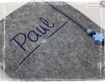 Può includere: Coperta per neonato in feltro grigio con ricamo blu che recita "Paul 08.05.2021". Una stella blu e una stella di legno blu con perline sono attaccate alla coperta.