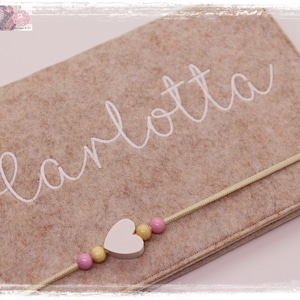 U-Heft Hülle Filz Herz Junge Mädchen personalisiert HERZ beige weiß bestickt Impfpassfach