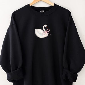 Moletom com laço de cisne, camisa de cisne fofa, gola redonda com laço rosa, moletom com design rococó, lindo cisne, gola redonda, suéter rosa feminino