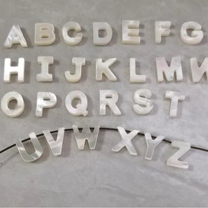 Cuentas de alfabeto de nácar, letras de la A a la Z, concha de fregona, altura 10 mm, orificio lateral superior de 0,7 mm, cantidad 1/3/5/10/26/30/100 piezas opcionales