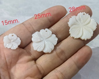 Dijes en forma de flor de concha de agua dulce, dije de flor de concha tallada, dije de flor de nácar blanco natural, opciones de lotes a granel de 2 a 100 piezas, BA- 1297