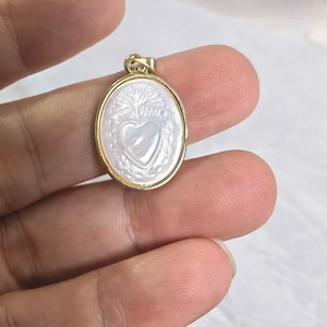 Gold Plated With Natural Mother Of Pearl Carving Sacred Heart Charm Pendant 17x25mm Oval White Mop Sacred Heart of Jesus,1/10/30pcs BA- 1114
