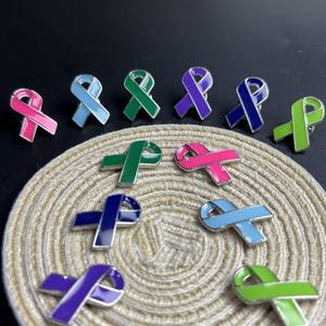 18x25,5 mm Bewusstseinsband Revers Hutnadeln, Krebs Band Anstecknadel, Miniatur Bandnadel, mehrere Farben 、 Mengenoptionen .BA-1830