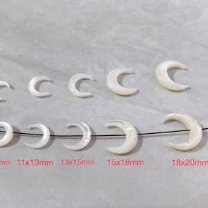 Pode incluir: Um conjunto de seis pingentes de lua crescente de madrepérola branca em vários tamanhos, que variam de 11x12 mm a 18x20 mm.