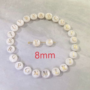 Cuentas del alfabeto de nácar de 8 mm, redondas de hojaldre con letra dorada, cuentas de letras de concha blanca de doble cara, agujero de 0,8 mm, CANTIDAD 2-50 piezas opcional