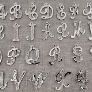 Breloques lettres en cristal pavé, lettres de l'alphabet de A à Z plaquées argent, breloques lettres en strass, options de lots en vrac, hauteur 24-27 mm, largeur 10-26 mm