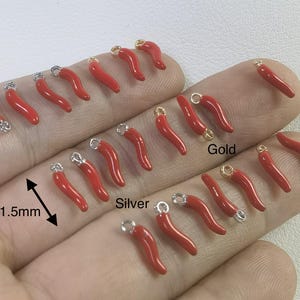11,5x3,7 mm emaljberlocker med röd chili, guld-/silverpläterade ögleberlocker med chili, emaljberlock med peppar, grossistparti om 10/30/50/100 st, BA-1684