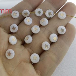 8 mm Perlmutt-Sternperlen, rund mit goldenem Sternanhänger, doppelseitige Sternperlen, Loch 0,8 mm, QTY 10-100 Stück Optional, BA-1723