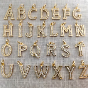 Dijes de letras Micro Pave CZ, Dije de iniciales chapadas en oro, Letras del alfabeto A - Z, Dije de letra CZ Pave, Opciones de lote a granel, Altura 14-15 mm