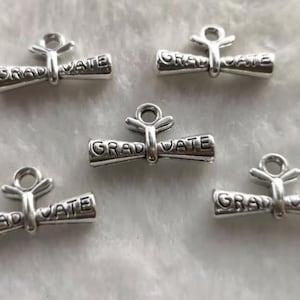 30pcs Antique Silver Tone 3D Diploma Charms, Graduation Charms, Grad Diplomas Charm, 21x11mm Graduate Charms, al por mayor