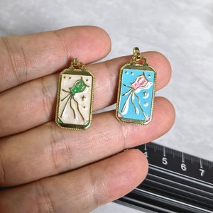 1 colgante de tarot de Acuario, carta del tarot rellena de oro, esmaltado rectangular, 14 x 30 x 1,7 mm, BA-1135