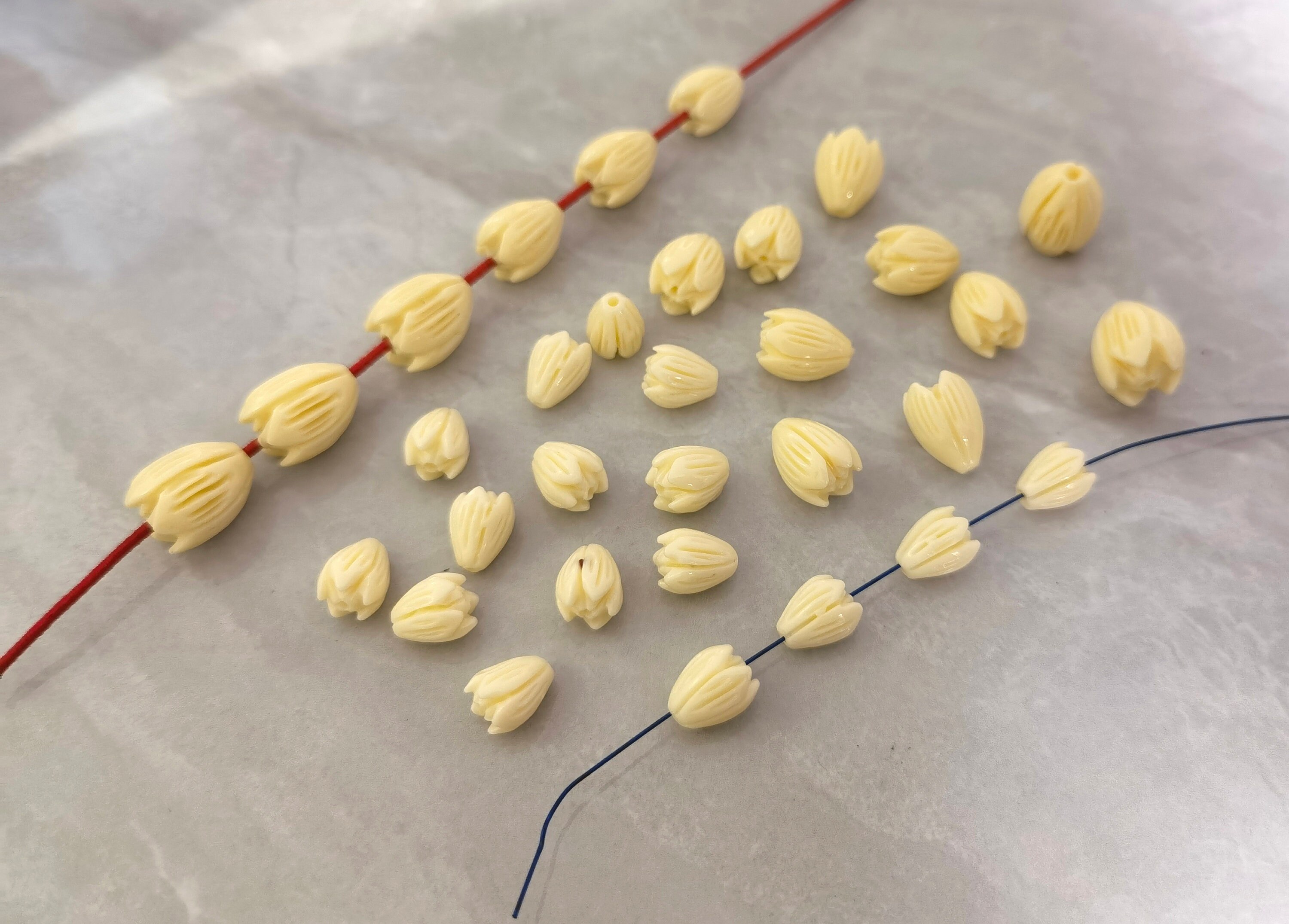 Ekaterina ページ ラウンド＆フラワー ストーンウェア 5個 + 5個 Hawaiian Pikake Beads, Composite Resin Coral Flower Bead