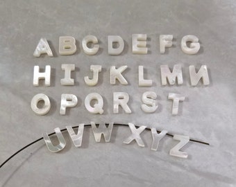 Perles de l'alphabet en nacre, Lettres de A à Z, Coquille de vadrouille à lettres, Hauteur 10 mm, Trou latéral supérieur de 0,7 mm, QTÉ 1/3/5/10/26/30 pièces en option,