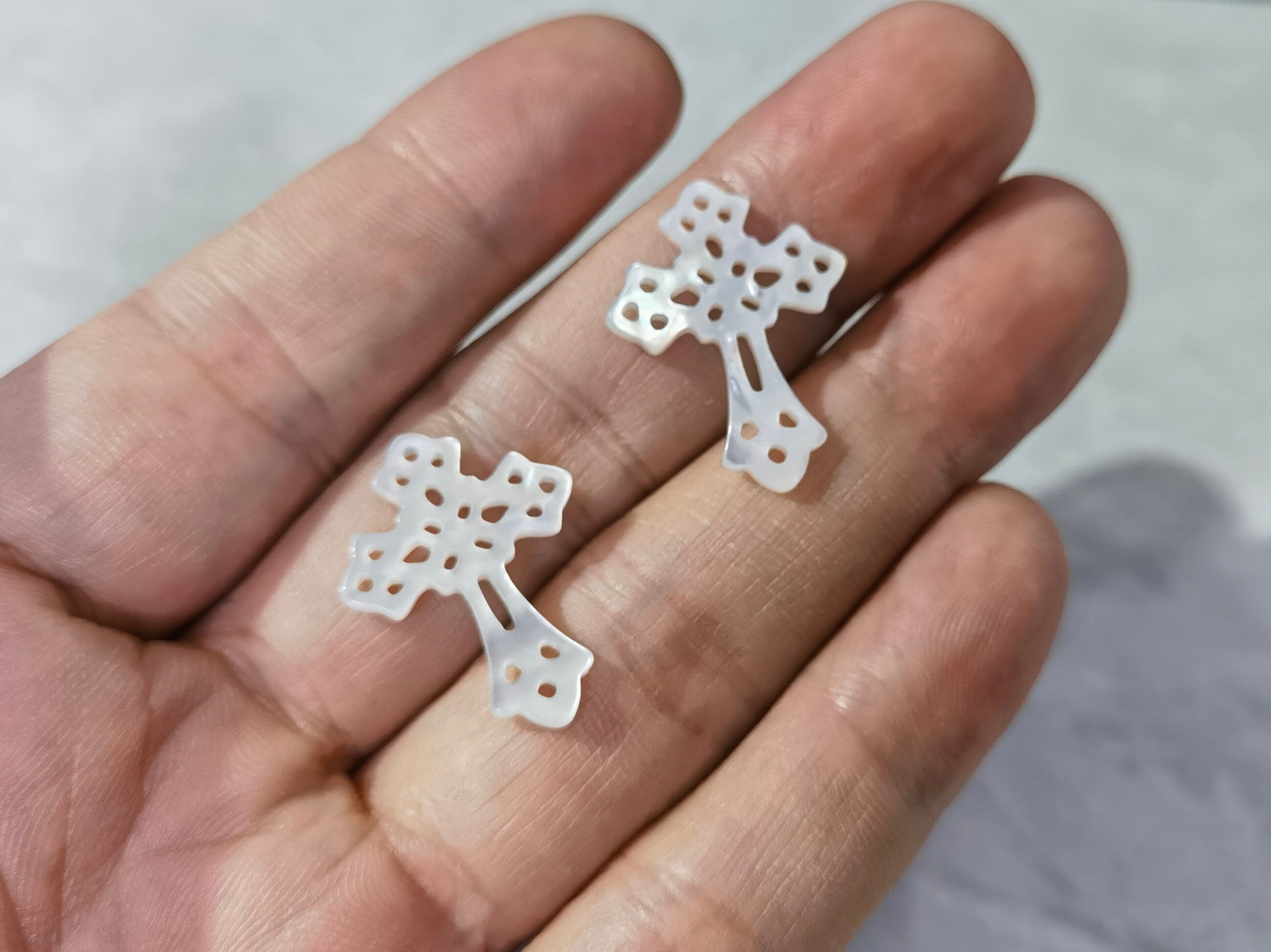 Lot De 4 Pendentifs Breloques Croix En Nacre Naturelle - Blanc, 22mm, Référence 45585500134, Neufs