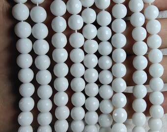 Peut inclure: Un brin de perles blanches facettées. Les perles sont rondes et ont une finition lisse et polie.