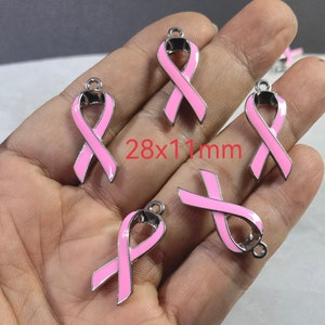 28 x 11 mm エナメルリボンチャーム、ピンクリボン啓発ペンダント、ピンク乳がんチャーム、20個/50個。BA- 1423