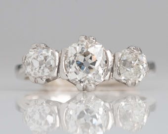Anillo Art Déco de platino con tres diamantes