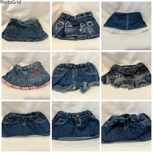 Puede incluir: Una colección de nueve faldas y pantalones cortos de mezclilla en miniatura para muñecas, con varios estilos que incluyen diseños plisados, dobladillos deshilachados, encaje blanco, un aplique de corazón rojo y cinturas elásticas.