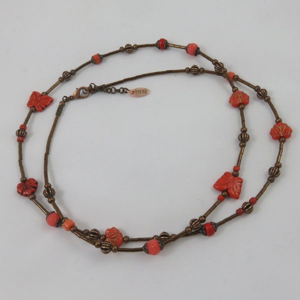 Sautoir RAMBOUILLET corail, howlite rouge et perles artisanales de Bohème