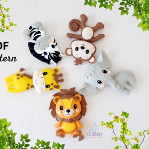 Könnte beinhalten: PDF-Muster für fünf Filztier-Spielzeuge: ein Zebra, ein Affe, eine Giraffe, ein Elefant und ein Löwe. Die Tiere sind alle in verschiedenen Posen und haben leuchtende Farben.
