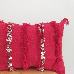 Handgemaakte Marokkaanse bruiloft kussensloop: rood wollen kussen met pailletten (60 x 35 cm)
