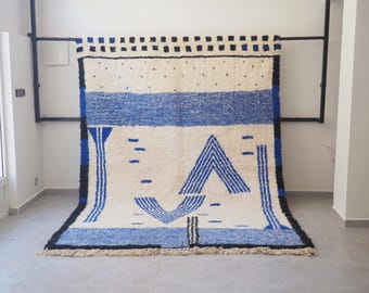 Alfombra marroquí de marfil hecha a mano: estilo Beni Ourain, detalles en azul