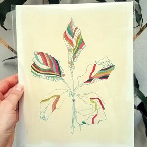 Peut inclure: Une illustration abstraite color&eacute;e d'une plante &agrave; cinq feuilles. Les feuilles sont dessin&eacute;es avec des lignes fines et remplies de rayures de diff&eacute;rentes couleurs, dont le rouge, le vert, le jaune et le bleu.