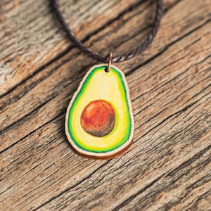 Collar de aguacate, collar de verduras, joyería sostenible, collar ecológico, medio aguacate, aguacate cortado, productos tropicales, fruta, guacamole