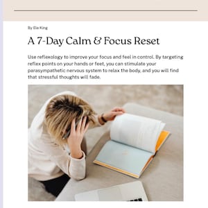 Könnte beinhalten: Ein Wellness-Ratgeber mit dem Titel "Reflexologie für Examensstress" von Ele King. Der Ratgeber bewirbt ein "7-Tage Ruhe & Fokus Reset". Eine Person ist mit einem Buch und Laptop abgebildet, was auf Lernen und Stressabbau hindeutet.