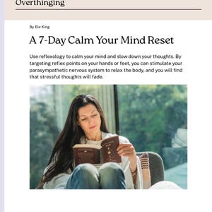 Puede incluir: Portada de libro con el título "Reflexología" y el subtítulo "Para la ansiedad y el exceso de pensamiento". La imagen muestra a una mujer leyendo un libro titulado "A 7-Day Calm Your Mind Reset."