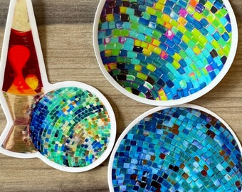 Op de afbeelding: Drie ronde stickers met een mozaïekontwerp. De stickers zijn blauw, groen en geel. De stickers zijn in de vorm van een discobal.
