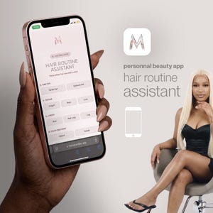 Könnte beinhalten: Ein roségoldenes iPhone zeigt die Benutzeroberfläche der App "Hair Routine Assistant". Die App-Oberfläche enthält Optionen für Haartyp, Textur, Länge und Farbbehandlung. Das Logo der App ist ein stilisiertes "M". Eine Frau mit langen blonden Haaren sitzt in der Nähe.