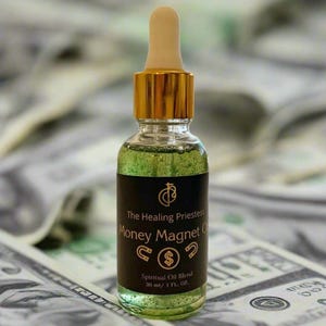 Puede incluir: Una botella de vidrio verde con una tapa dorada y una etiqueta. La etiqueta dice "The Healing Priestess Money Magnet Oil Spiritual Oil Blend 30 ml / 1 FL OZ".
