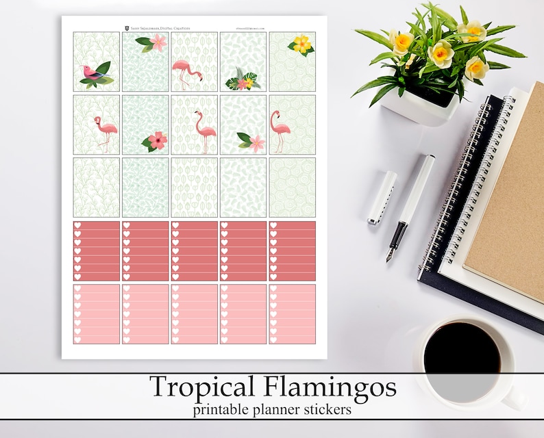 Pu&ograve; includere: Un foglio di adesivi stampabili per planner a tema fenicotteri tropicali. Gli adesivi presentano fenicotteri rosa, fiori e motivi decorativi nei toni del rosa, verde e bianco. Il testo "Tropical Flamingos" &egrave; in basso.