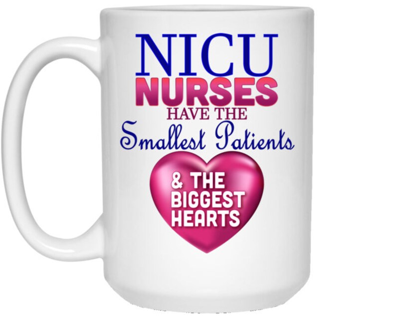 Pu&ograve; includere: Tazza in ceramica bianca con la scritta "NICU NURSES HAVE THE Smallest Patients & THE BIGGEST HEARTS" in blu e rosa. Un cuore rosa &egrave; presente anche sulla tazza. La tazza ha un manico grande.