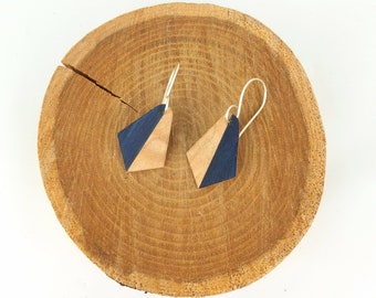 Petites boucles d'oreilles en bois losange bleu et blanc