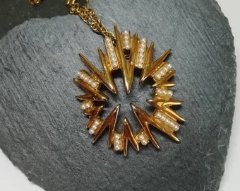 Vintage jewellery. Vintage jewelry.