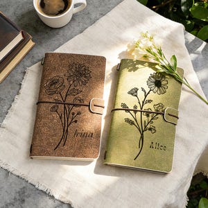 Può includere: Un set di tre tazze in ceramica con finitura opaca e macchiettata. Le tazze sono nei toni crema, grigio chiaro e grigio scuro. Ogni tazza ha un design semplice e minimalista, perfetto per caffè o tè.