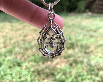 Collar de lágrima de telaraña