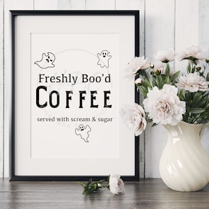 Frisch gedehnter Kaffee serviert mit Schrei und Zucker