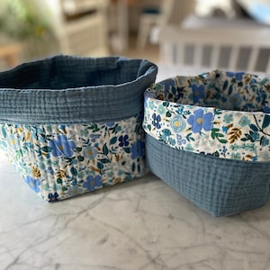 Omkeerbare stoffen mand, gewatteerd opbergvak of pannenlap met blauw bloemmotief