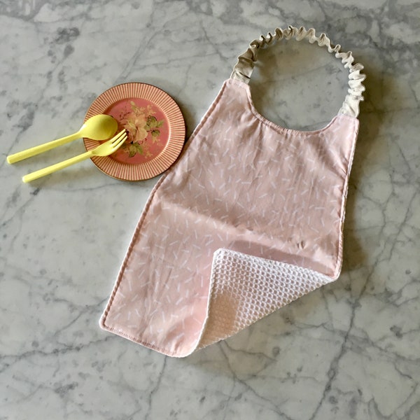 Maxi bavoir, serviette de table élastiquée pour enfant, pour crèche ou école maternelle, tissu rose poudré et confettis blancs