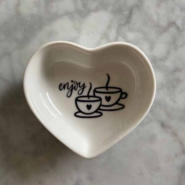 Petite coupelle coeur en porcelaine blanche, motif tasses noires, idée cadeau pour les buveurs de thé ou café
