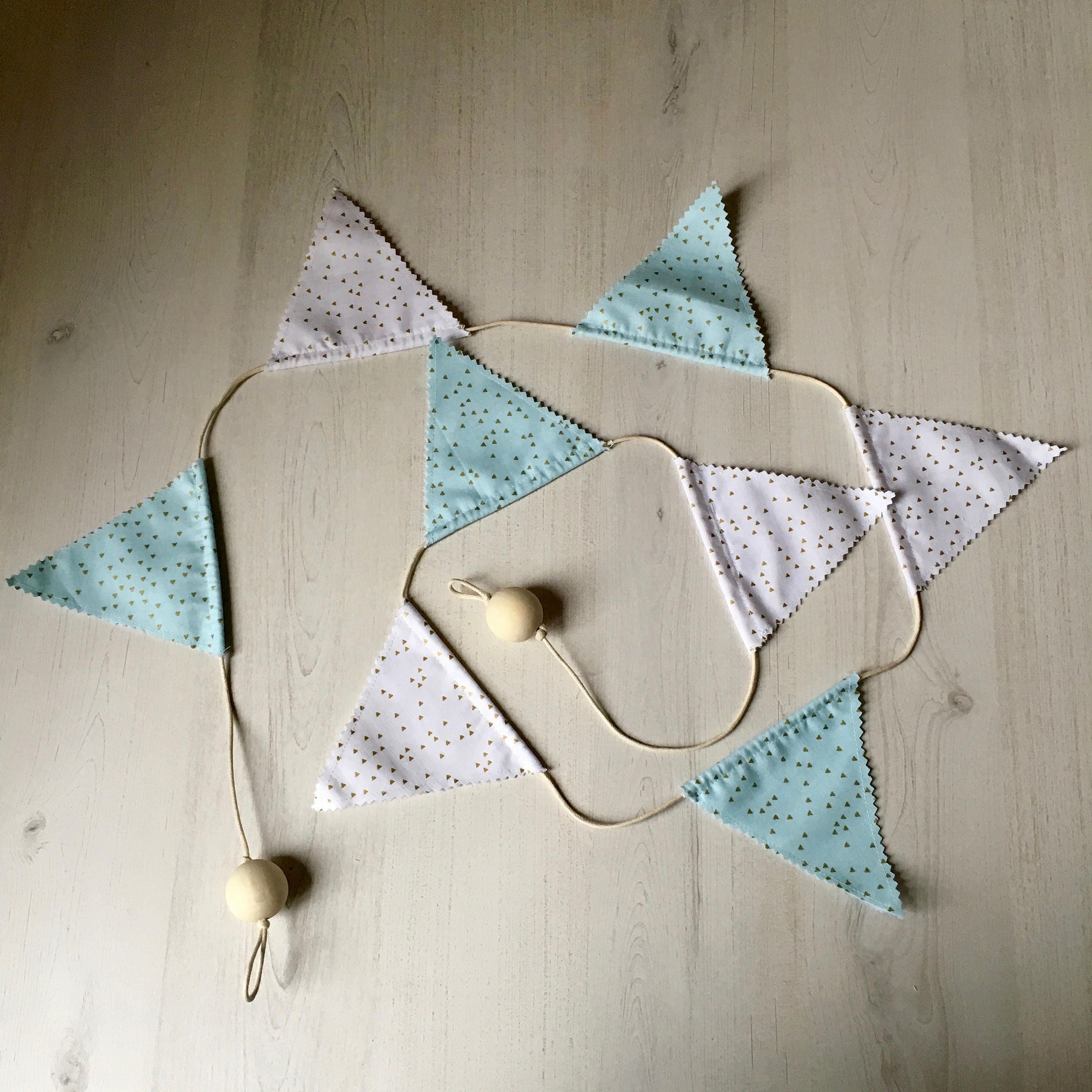 Guirlande à Fanions, Drapeaux en Tissu avec Attaches Boules de Bois, Motifs Géométriques Petits Tria