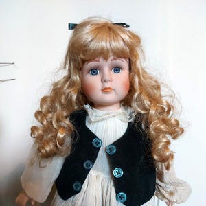 Süßes Vintage Porzellan Püppchen mit blondem Haar, Sammlerpuppe, Größe: 42 cm