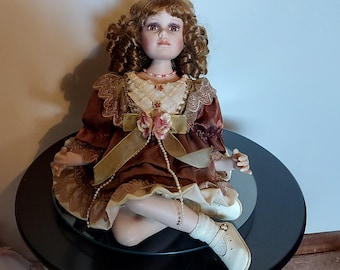 HomeArt Biskuitporzellan Sitzpuppe: Vintage Sammlerstück Wohndekor