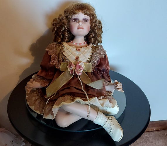 HomeArt Poupée assise en porcelaine bisque : décoration d'intérieur de collection vintage - France