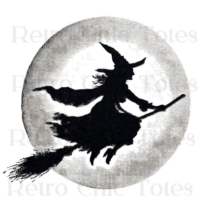 Pu&ograve; includere: Silhouette nera di una strega su una scopa contro una luna grigia strutturata. La strega indossa un cappello a punta e abiti fluenti, un'immagine classica di Halloween.