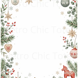 Op de afbeelding: Een rechthoekige kerstborder met aquarelillustraties van dennentakken, eucalyptusbladeren, rode bessen, dennenappels en een houten huisje. Hangende ornamenten zoals sterren, harten en gedecoreerde kerstballen met een Dala-paardje.